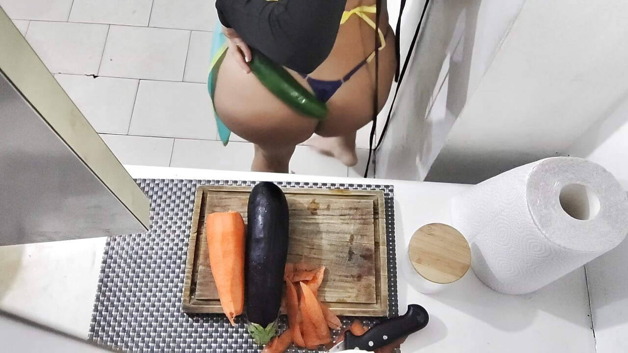 Je fourre un énorme concombre dans mon trou du cul affamé - fétiche