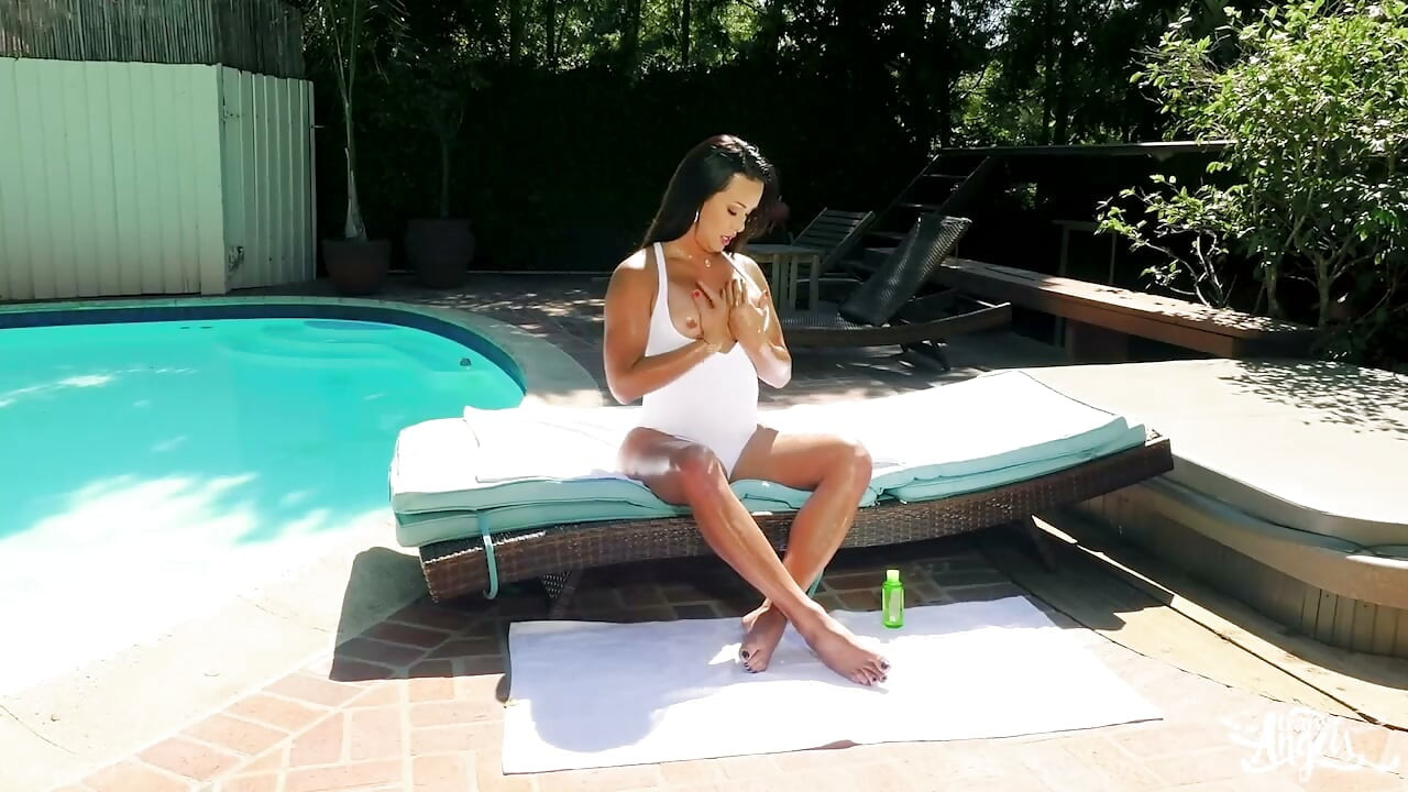 TRANS ANGELS - Bianka Nascimento Catches Her Poolside Admirer And Turns It Into A Wild Surprise