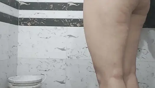 Priya si kakak ipar priya si tante seksi lagi asik mandi