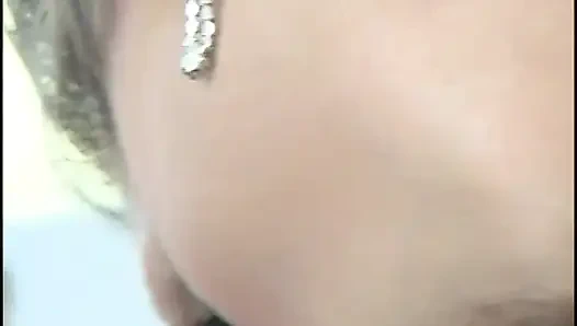 Cewek manis rambut pirang ini suka banget nyepong dan ngentot kontol habis-habisan sebelum dientot habis-habisan