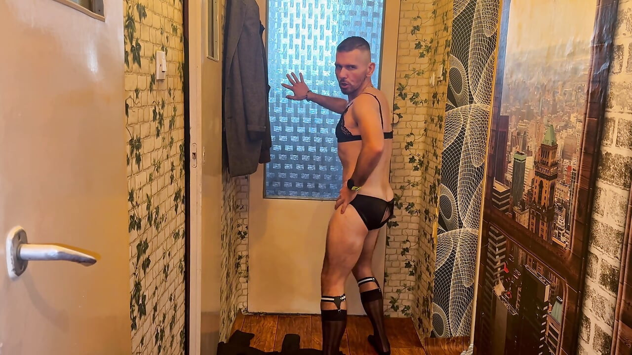 Maricas cavalheiro brinca com sua buceta masculina enquanto usa lingerie debaixo do terno
