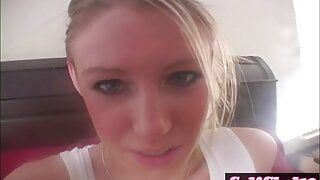 Blonde allie geeft footjob aan dildo -seksspeeltje