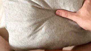 Трах подушкой в видео от первого лица