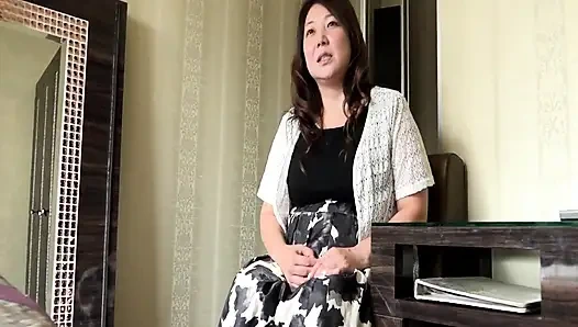 Tante semok jepang lagi asik nyepong kontol