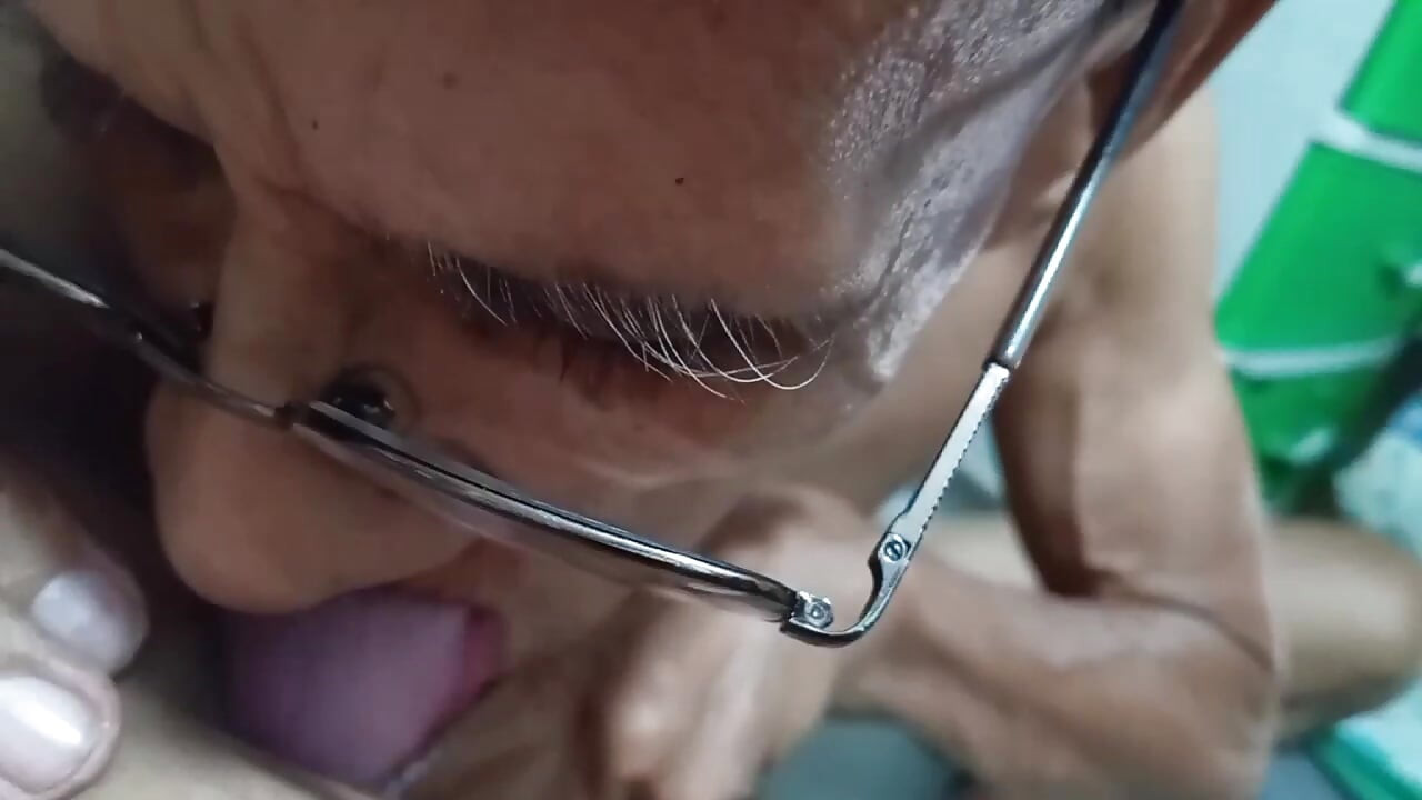 Їсть її красиву кицьку