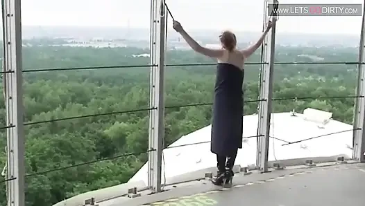 Küçük memeli seksi kız çıplakken bağlanıyor