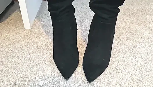 Membungkuklah sebelum sepatu bot kulitku dan menyembah toket besarku kamu pria yang menyedihkan