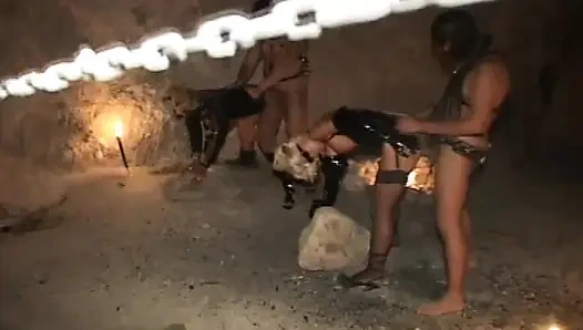 Caveman ist seiner herrin unterwürfig