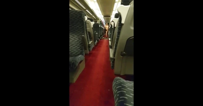 Femme fontaine dans un train