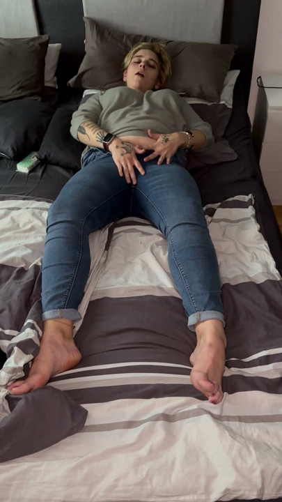 Masturbation on the bed, multiple orgasms, fingering, clitoris, moist, moaning, shaking, I several times, I'm coming, I'll get it | Clip 2
