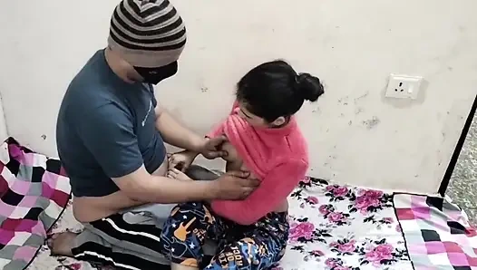 Hemşireyi yalnız görünce, hasta göğüslerini bastırdı ve onu sikti.