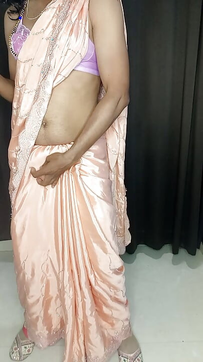 Сногсшибательная сексуальная домохозяйка Saree и трусики с лифчиком сисек