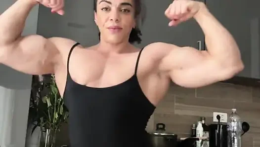 Чернокожая мамочка жаждет мускулистого лизания