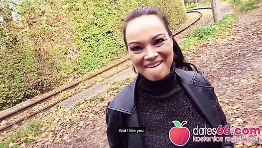 Ateşli ve herkesin içinde riskli: esmer orta yaşlı seksi sürtük sert sikiliyor