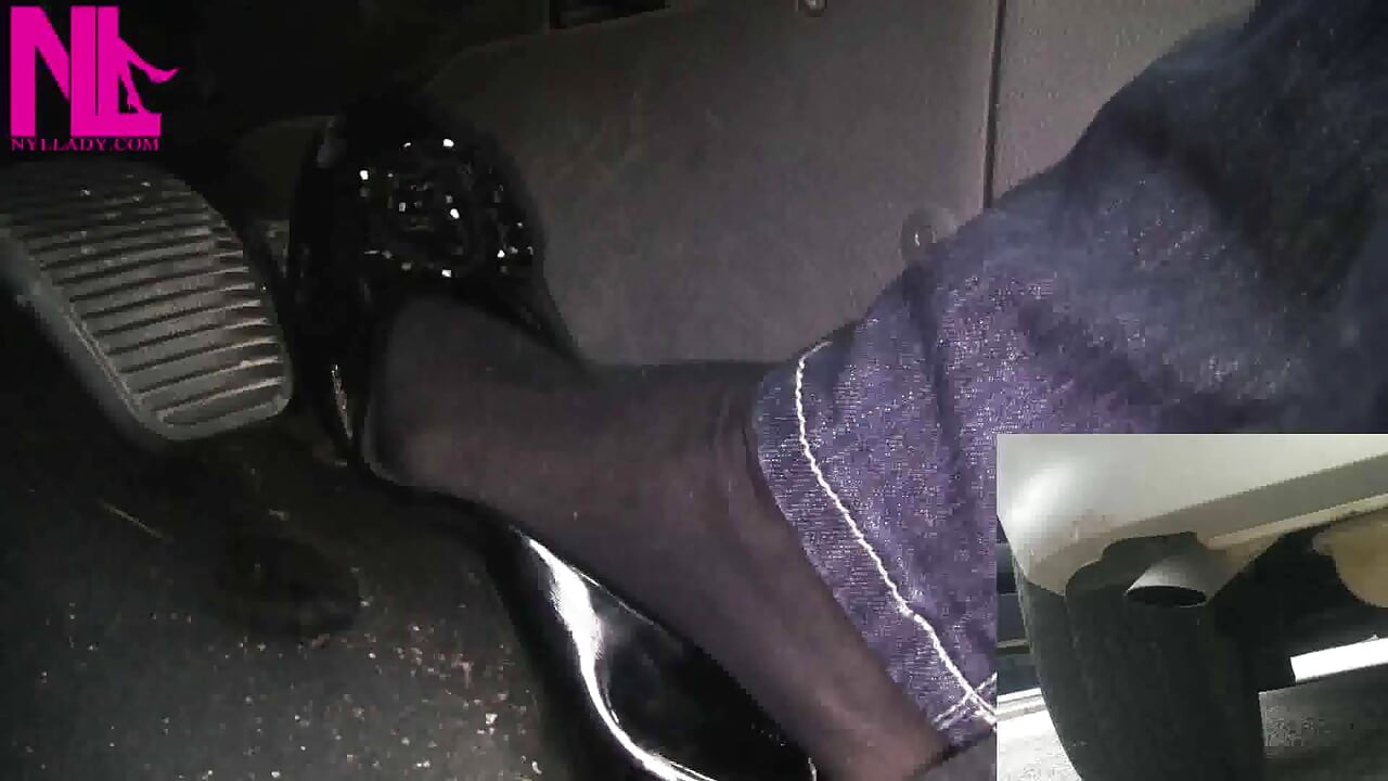 Revving avec tir d’échappement dans des ballerines noires