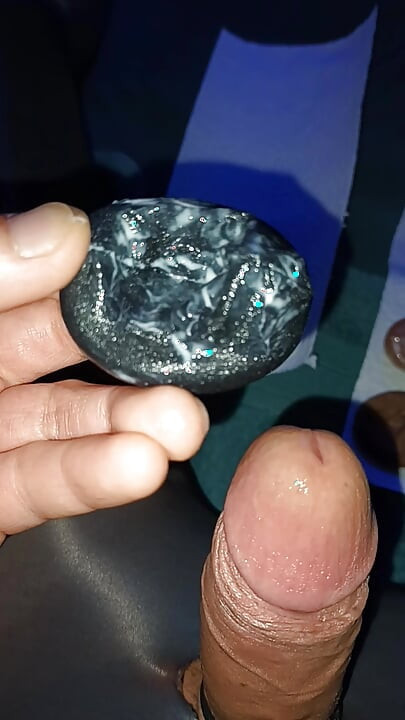 Intenzivan orgazam u crnim visokim spandex čarapama