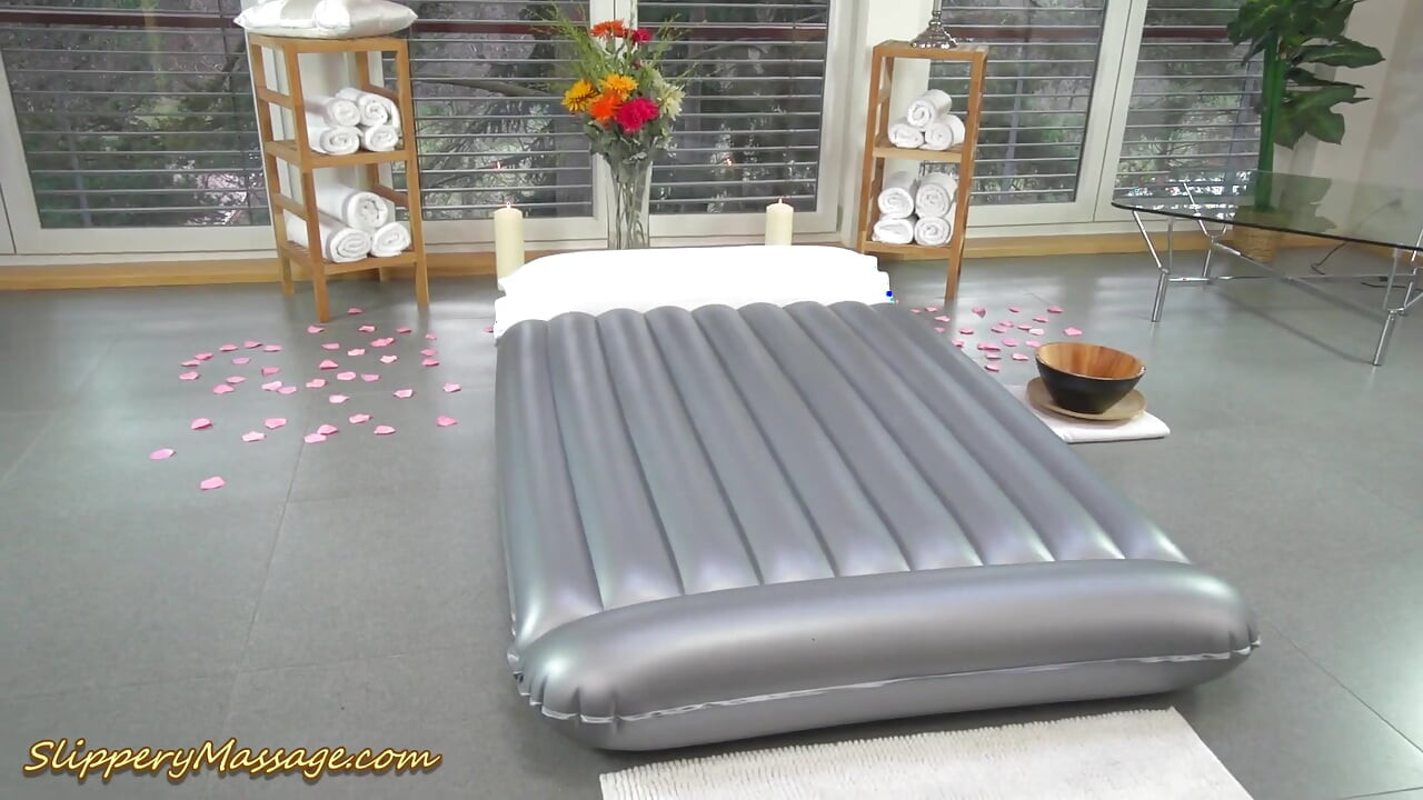 Junges dünnes teen Timea bella gibt eine rutschige nuru-massage