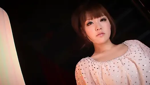 Adegan seks threesome bareng gadis seksi jepang tomoka sakurai dengan bodysuit super hot yang dientot habis-habisan pakai dildo