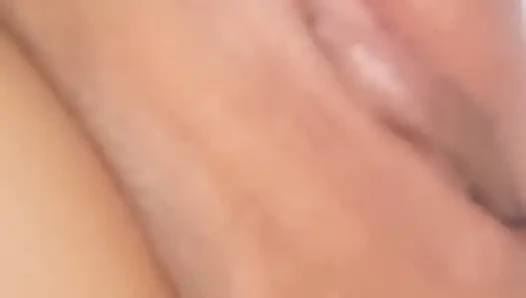 Üvey annenin yasak yarağı titreyen götüne dokunuyor