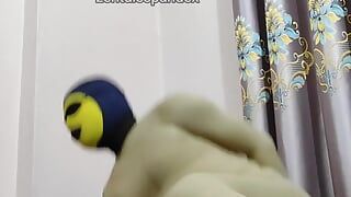 Zentai spin head round challenge enquanto está de olhos vendados com a mão amarrada