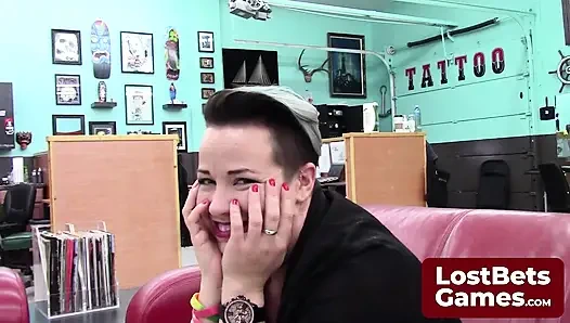 Dia berdiri gugup di luar ruang tamu tato di hari ulang tahunnya