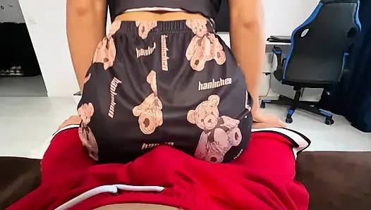 Pantat aduhai cewek imut ini lagi asik ngentot kontol abang tirinya sendiri