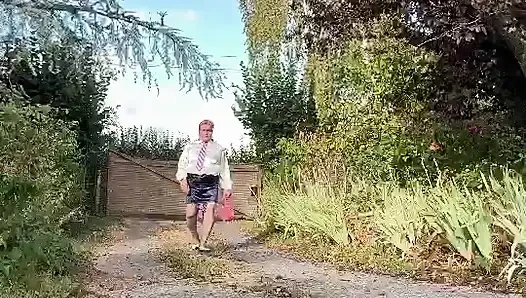 Dışarıda bir akşam için küçük lacivert etek giymiş