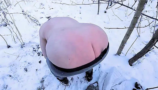 Karda tamamen çıplak bdsm