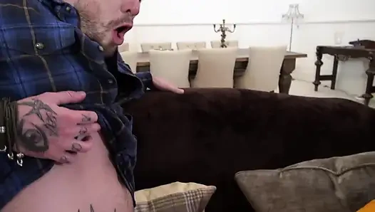 İri göğüslü üvey kız büyük yaraklı üvey babası tarafından sikiliyor