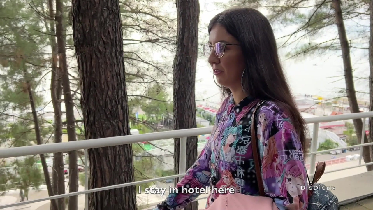 在街上捡到一个美眉，操了她，还戴上了她的眼镜