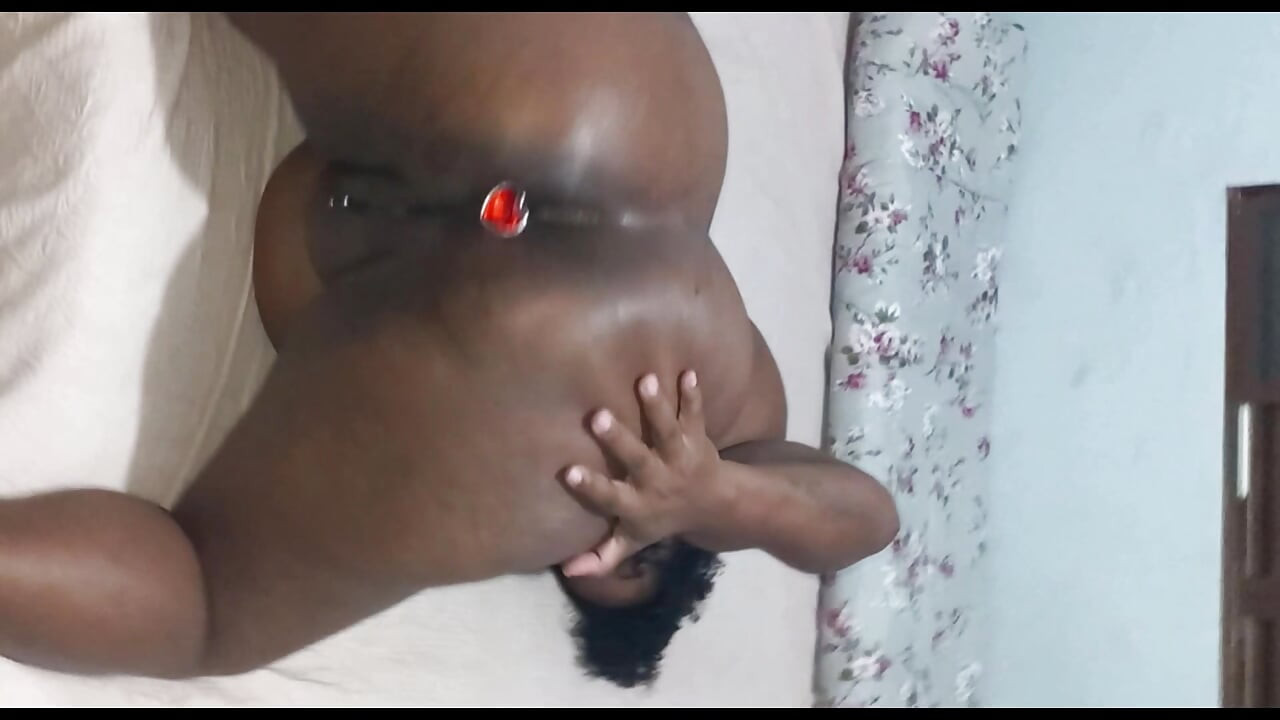 Биг входит в La Ebony после того, как его затягивали на дьявольские яйца в La Casa Hyped