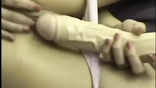 Bekarlığa yemini Layla Rivera genç amını ıslatmak için büyük bir dildo alıyor