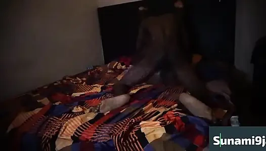 Sie schrie über den langen schwanz