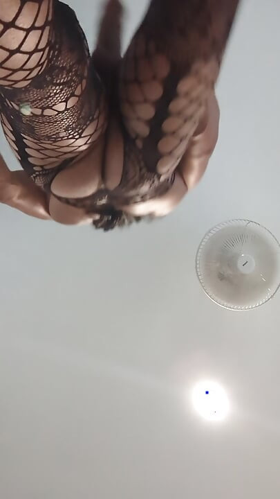 großer schwanz wichst in einem sexy bodystocking