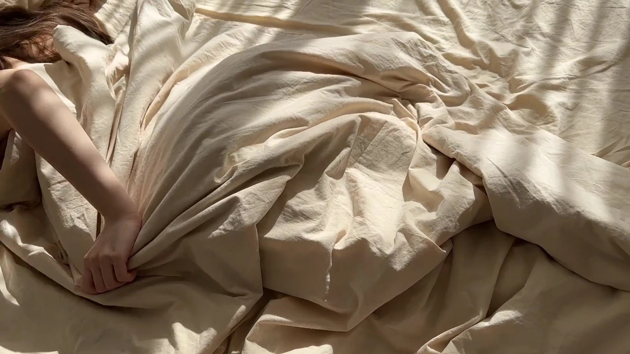 Ateşli üvey kız kardeş sabah seksi istiyor ve üvey kardeşinden alıyor