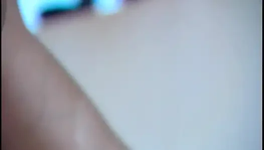 Блондинки-шлюшки лижут и сосут огромный жесткий член и трахаются