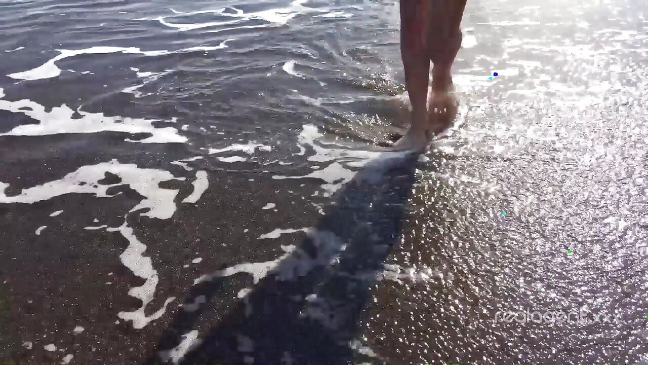 一人の豊かなロシア人美女が海岸の岩の上で自分の秘所を弄っている