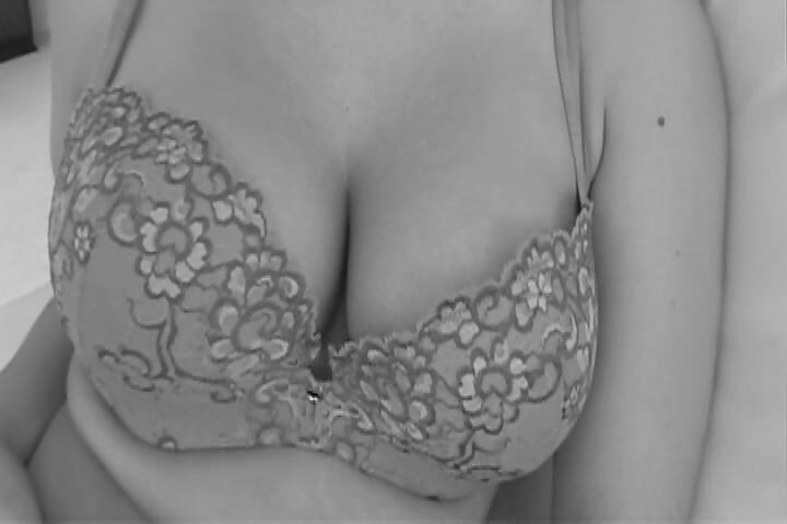 Meninas brancas gostam de paus pretos grandes que quebram sua buceta e gostam de garganta profunda