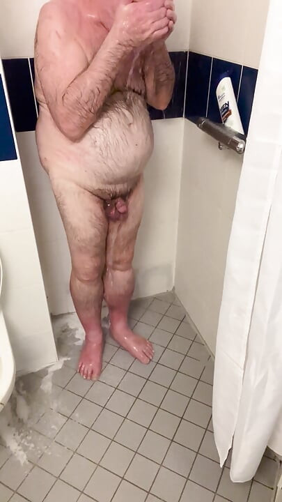 Shower Time for Coach Karl 6765