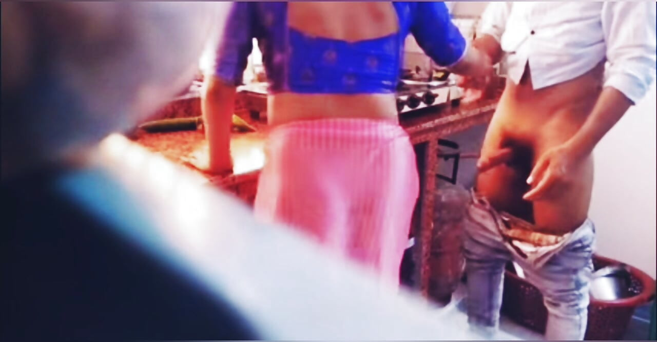Surprise dans la cuisine pour une bhabhi sexy.