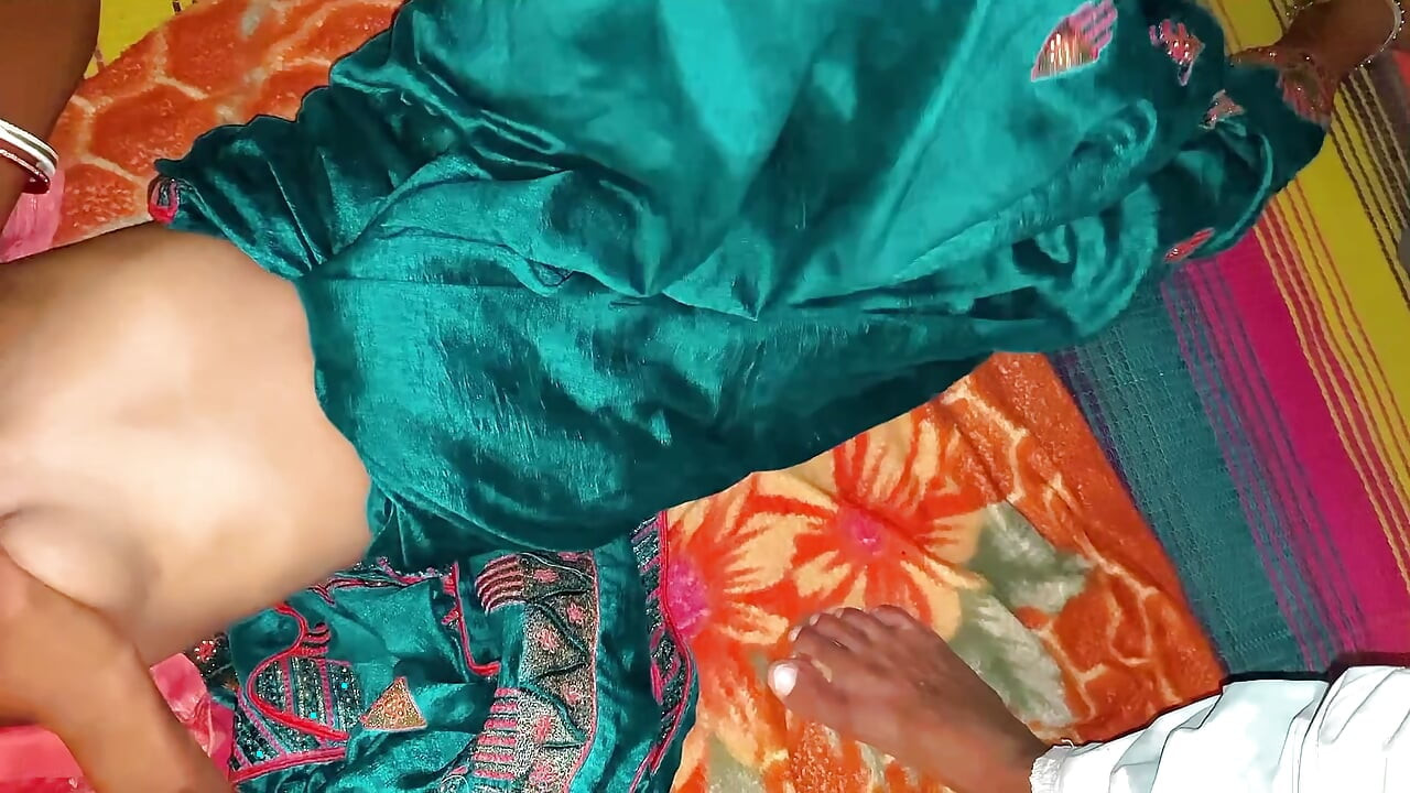 Bhabhi ne mujhe apni chut me ungali karne boli mane bhabhi ko pura chod diya