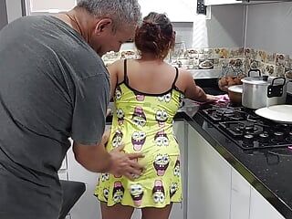 Apu se pone cachonda con la pequeña Jassi en la cocina. Se folla muy bien el coño apretado