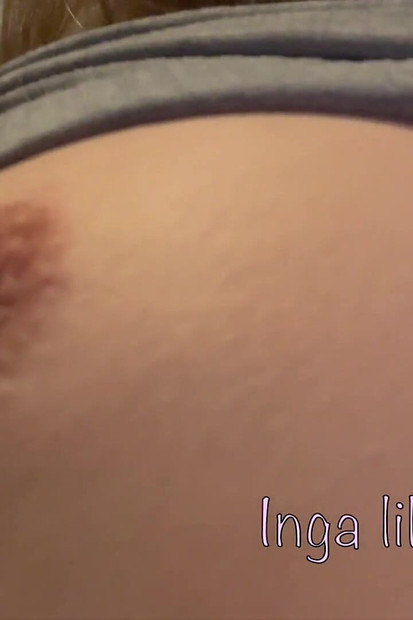 Je joue avec des tétons durs