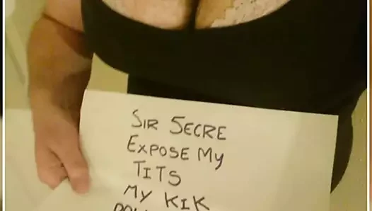 Göğüslerini salla, doğal ve büyük göğüslü crossdresser.