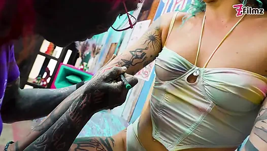 Diğer kız dövme seansı sırasında anal sikiliyor - özensiz sakso ve fışkırtma