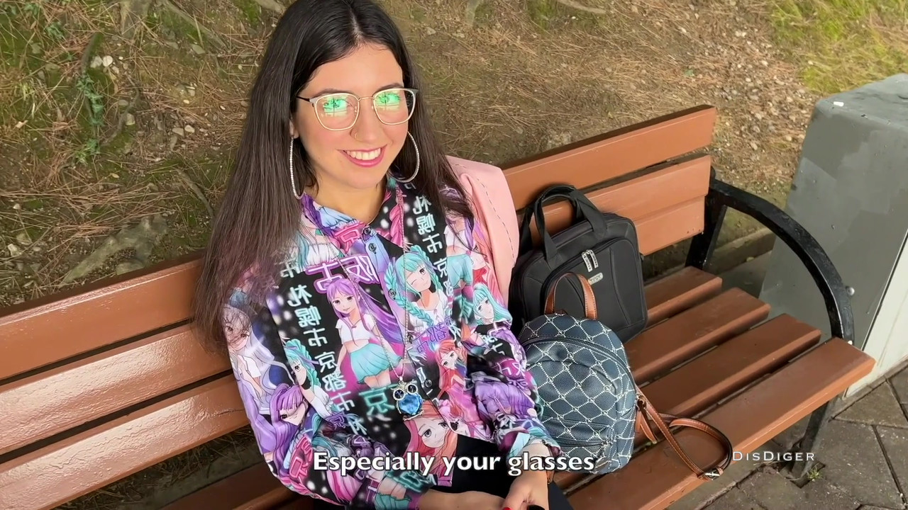 在街上捡到一个美眉，操了她，还戴上了她的眼镜