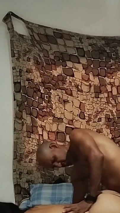 Perverzni očuh jebe guzicu svoje pokćerke dok je ona na video pozivu sa svojim dečkom i tjera je da proguta | Isječak 1