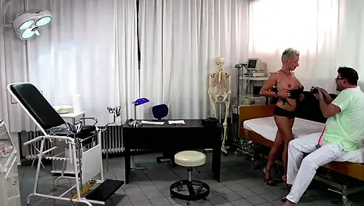 Blondes küken in ihre enge muschi gefickt