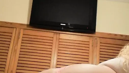 Sarışın orta yaşlı seksi kadın kitty queen turuncu tangalı, twerk yapıyor ve büyük doğal göğüslerini dölliyor - pawg