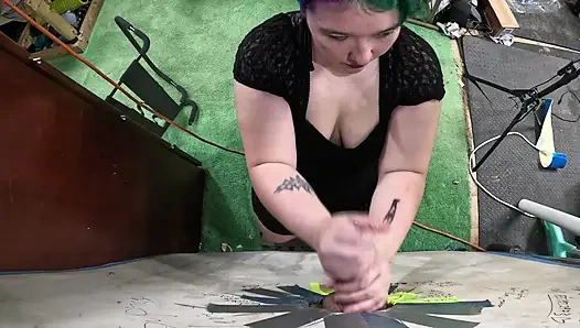 Goth teen besucht gloryhole, lutscht ihn trocken